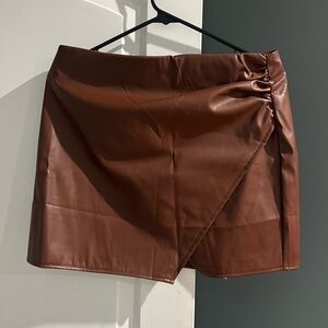 Boutique brown faux leather mini skirt size large nWT hyfve